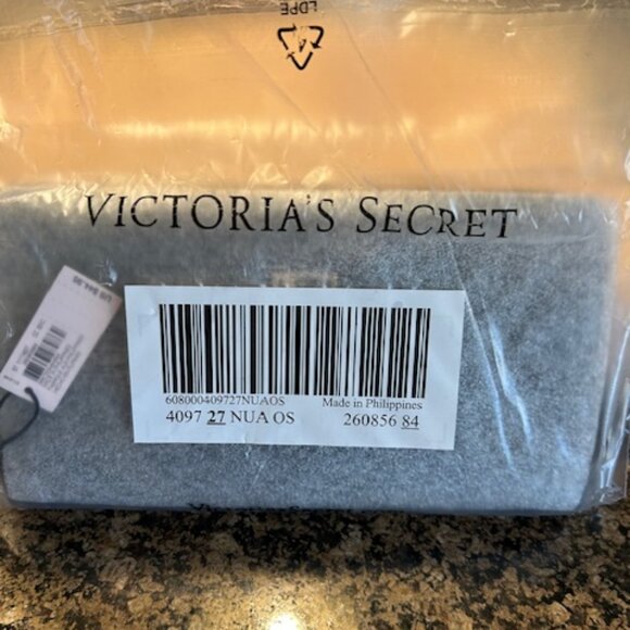 Victoria's Secret Signature V-Quilt Finish Black Lily Large Wallet with Zip - Picture 10 of 10